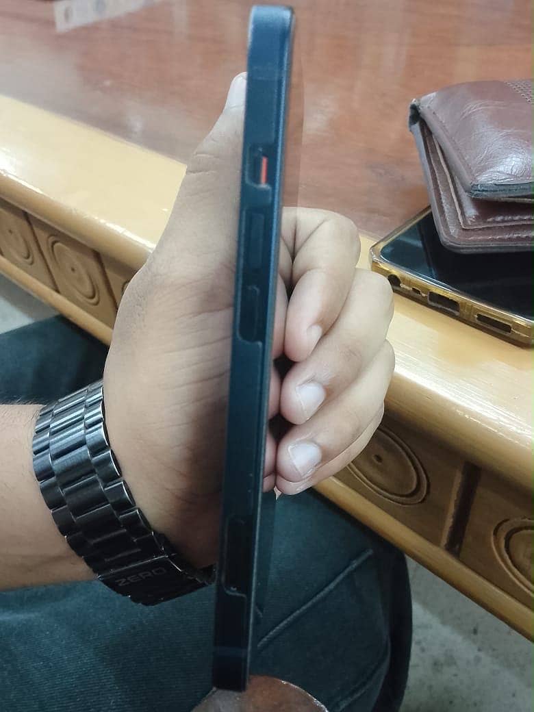 Apple iPhone 13 2
