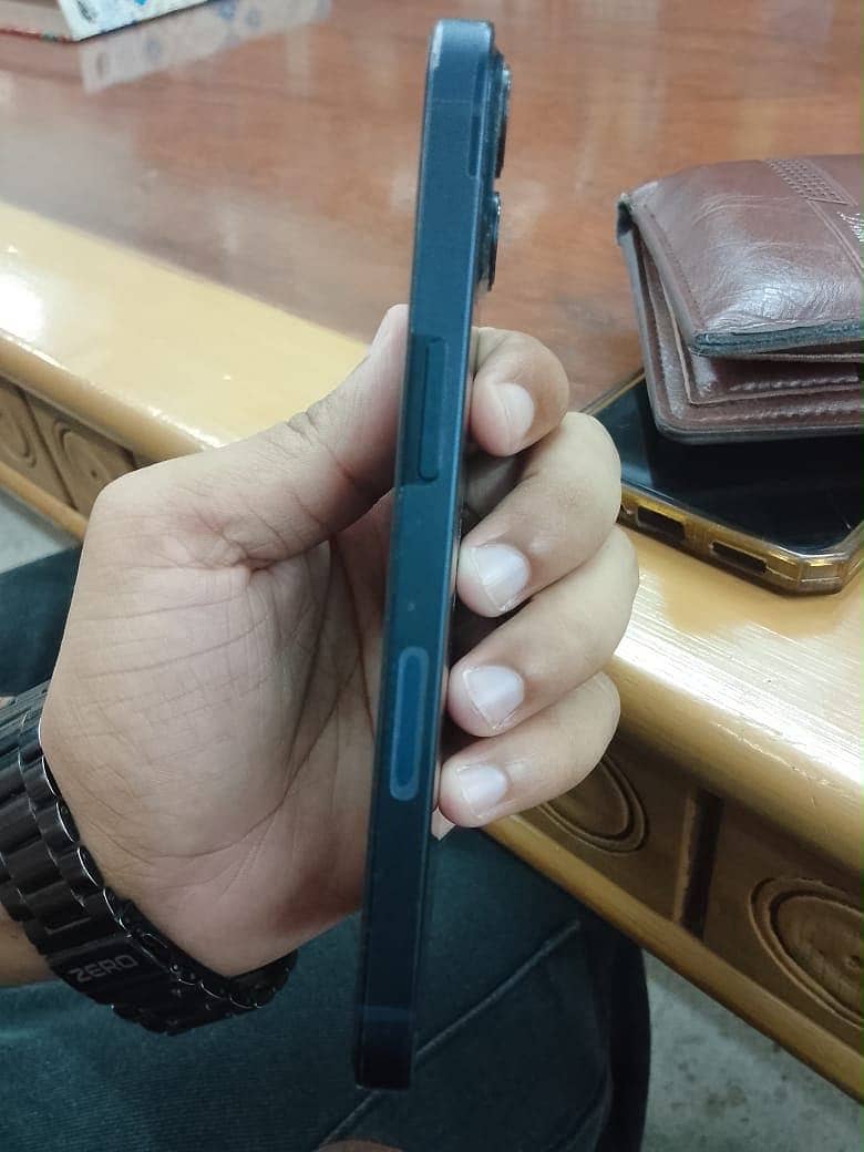 Apple iPhone 13 4