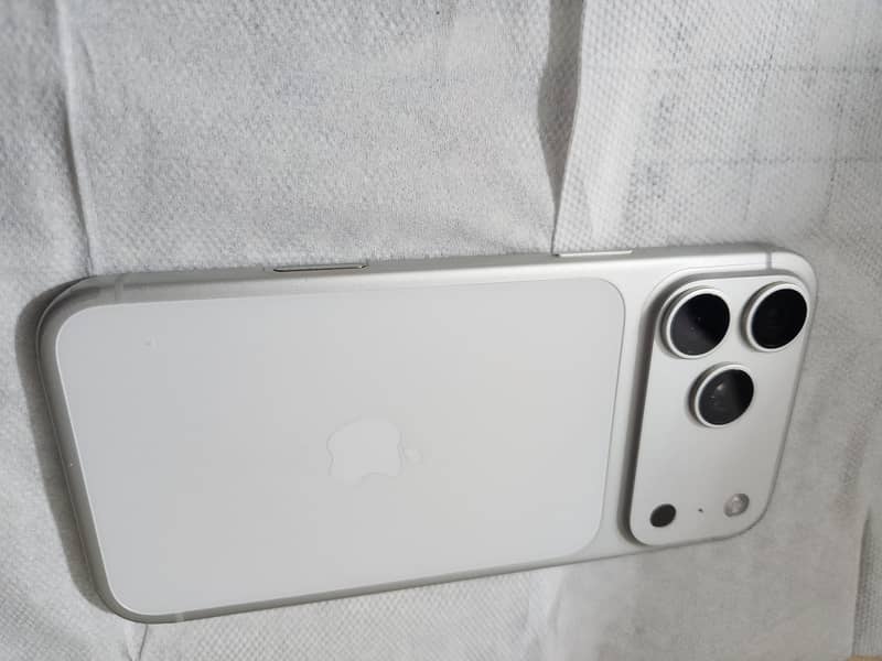 Apple iPhone 17 Pro Max 2