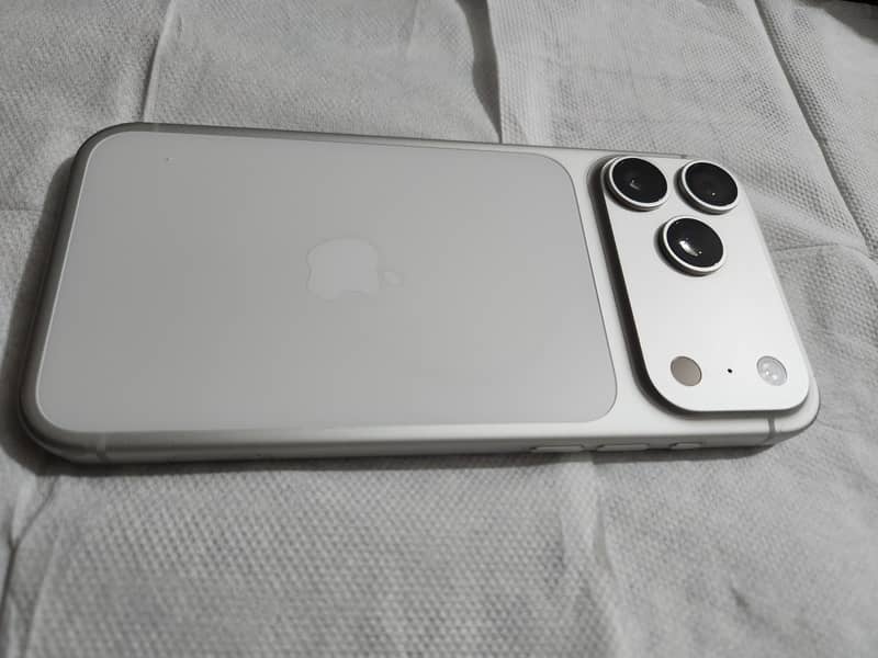 Apple iPhone 17 Pro Max 3