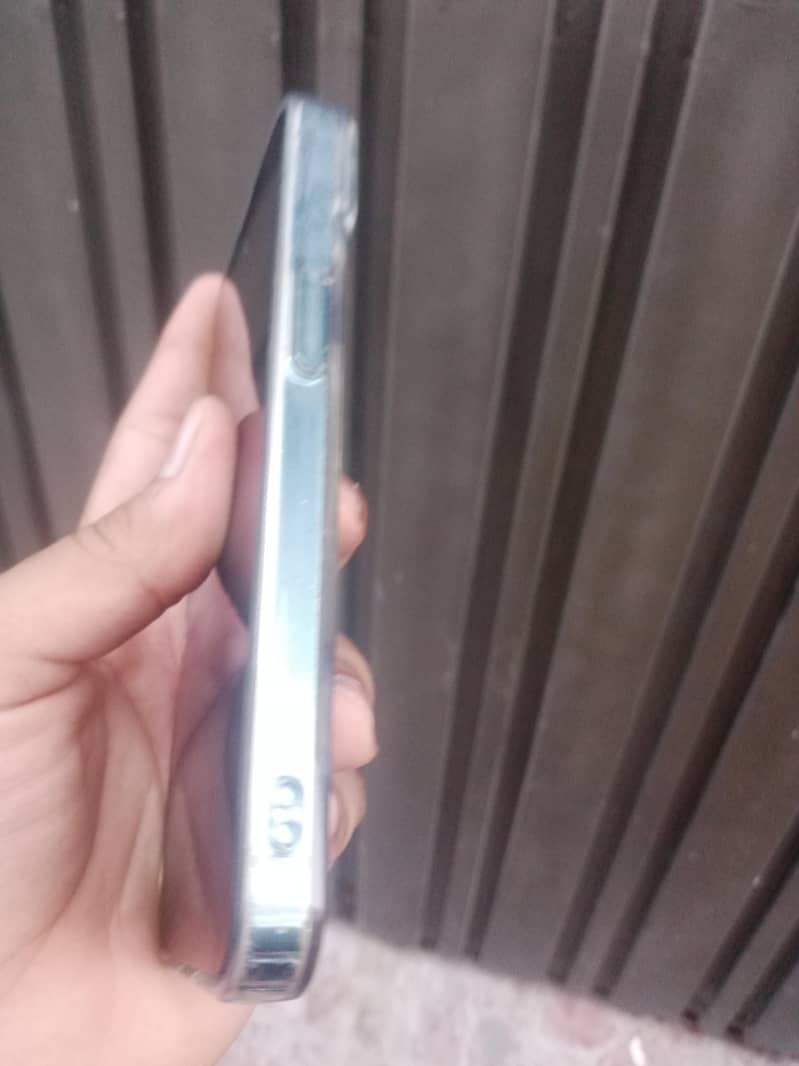 Apple iPhone 13 2