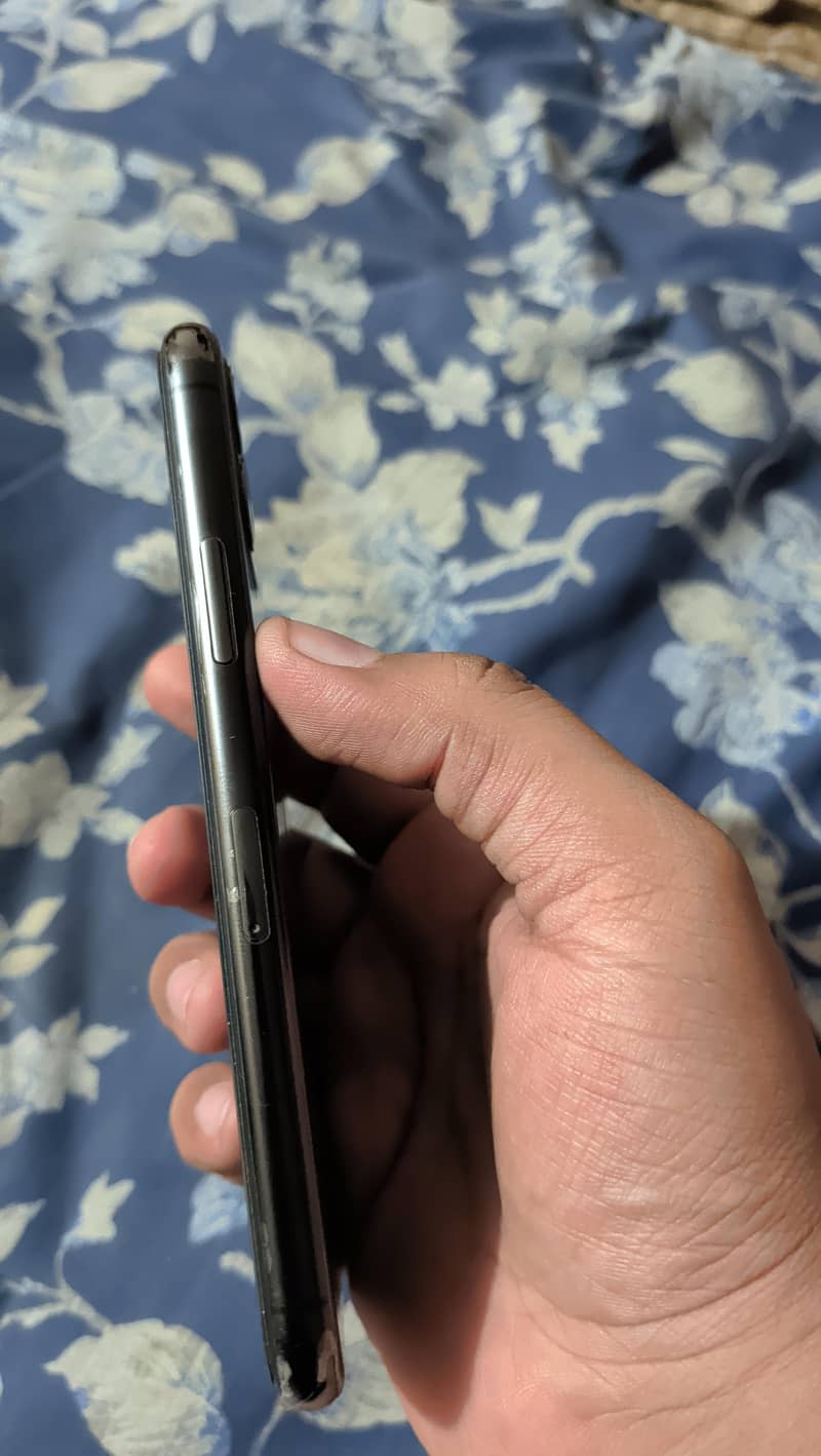 Apple iPhone 11 Pro 4