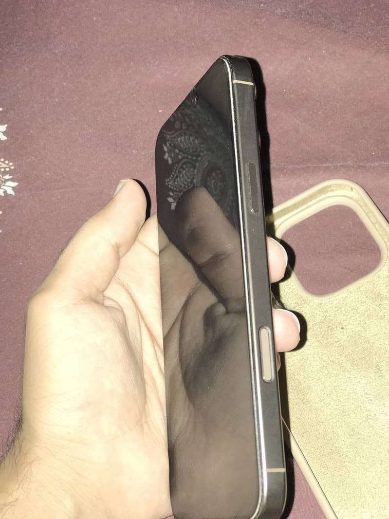 Apple iPhone 16 Pro Max 4