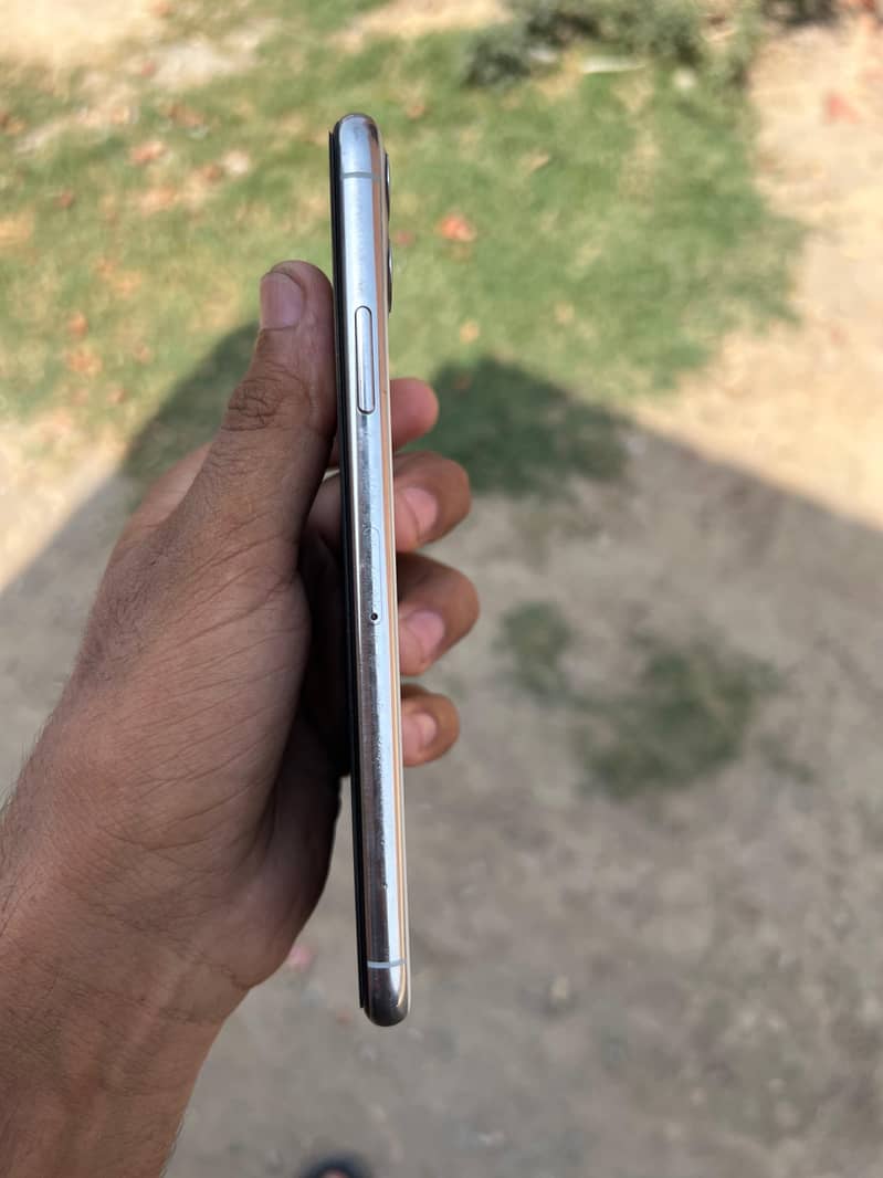 Apple iPhone 11 Pro Max 2