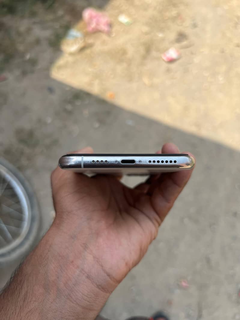 Apple iPhone 11 Pro Max 4