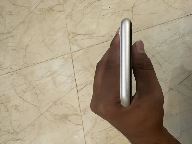 Apple iPhone 11 4