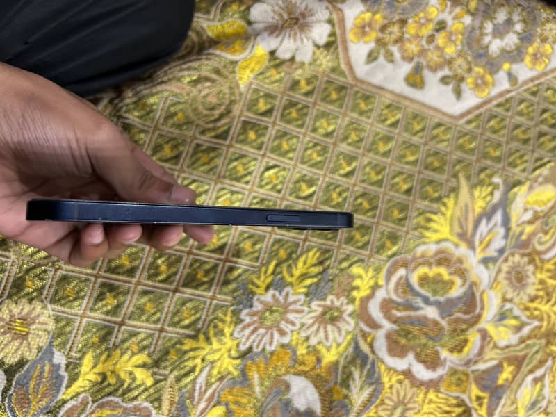 Apple iPhone 12 4