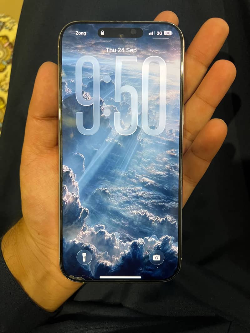 Apple iPhone 16 Pro Max 1