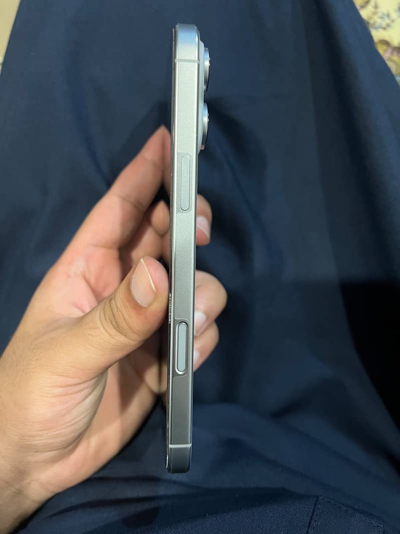 Apple iPhone 16 Pro Max 4