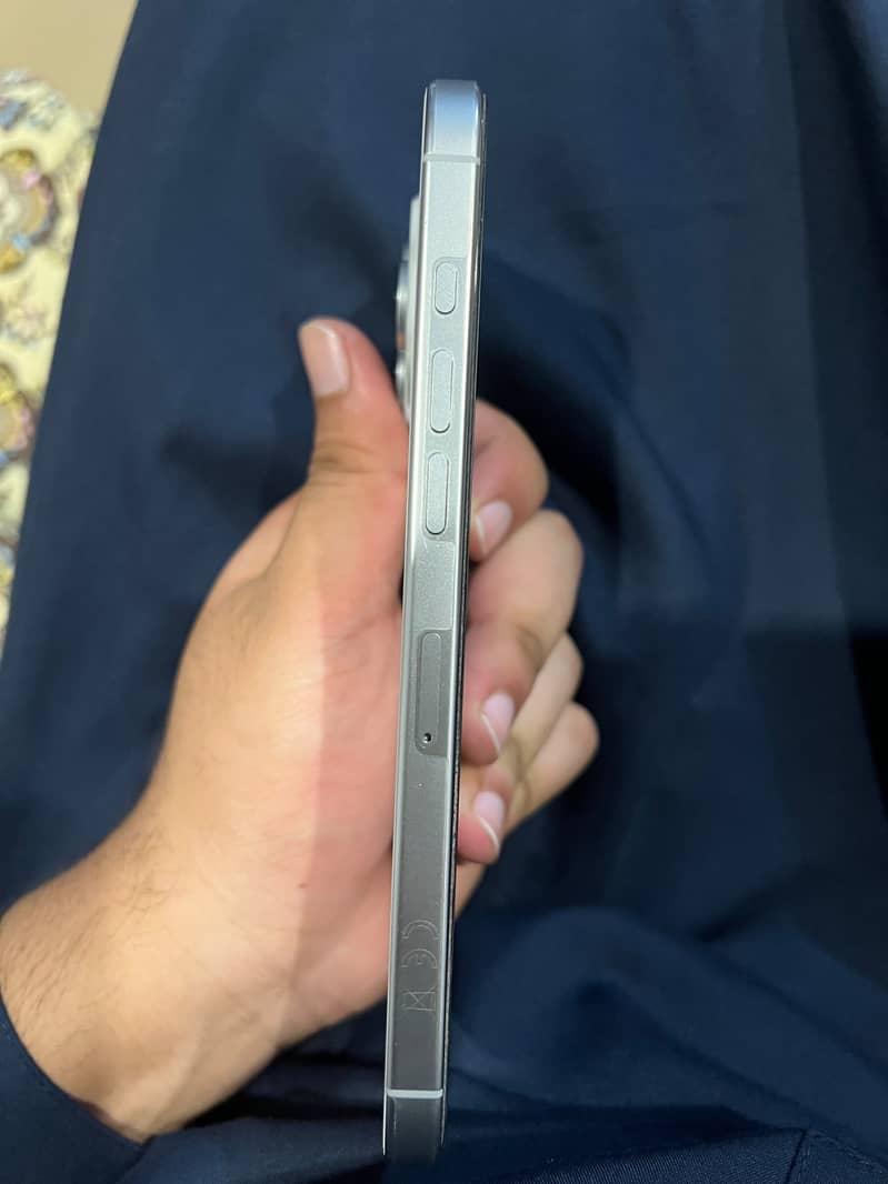 Apple iPhone 16 Pro Max 6