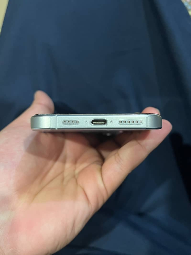 Apple iPhone 16 Pro Max 7
