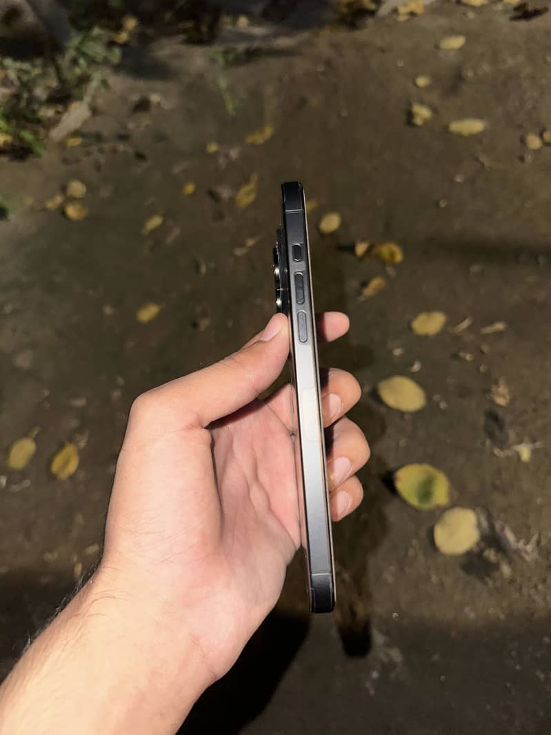 Apple iPhone 15 Pro Max 4