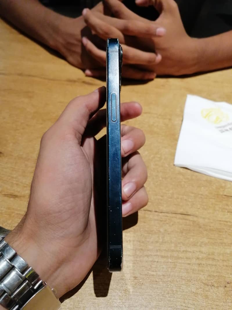 Apple iPhone 13 4