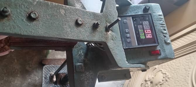 Machine for sealing packets of plastic for business use