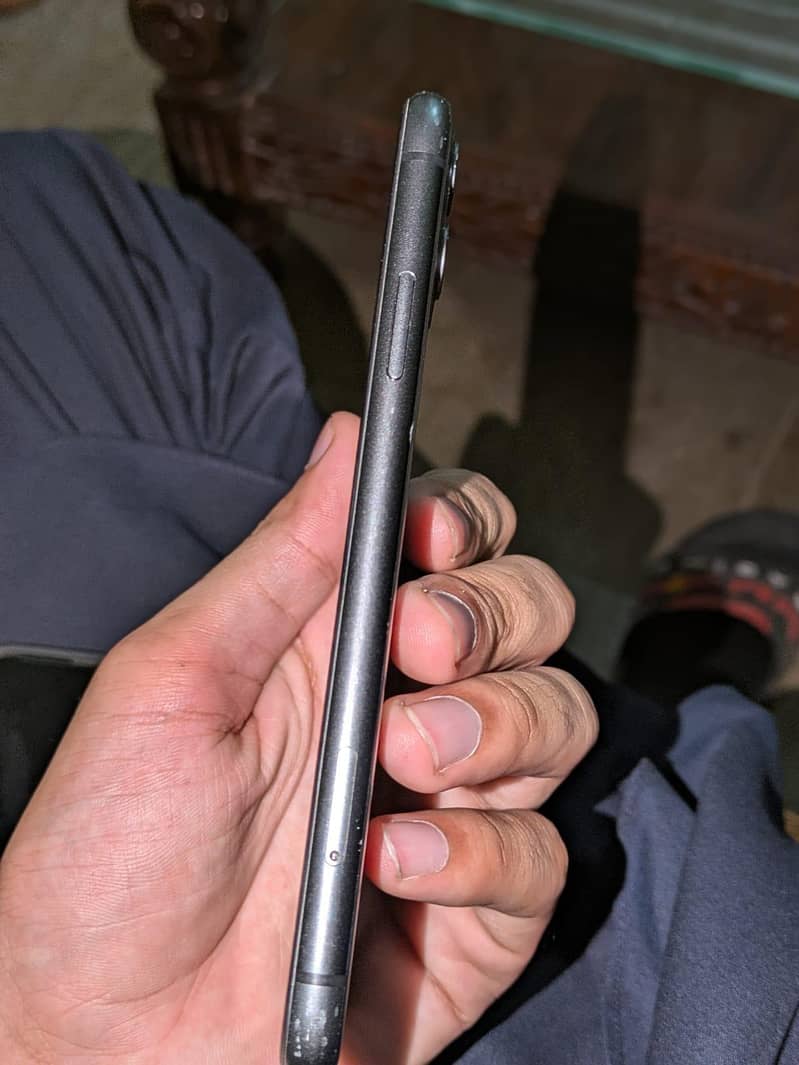 Apple iPhone 11 4