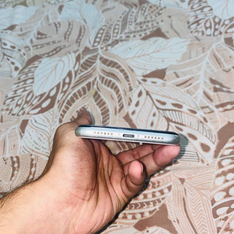 Apple iPhone 11 3