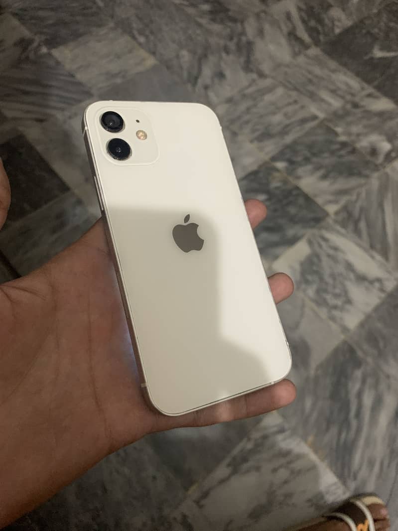 Apple iPhone 12 4