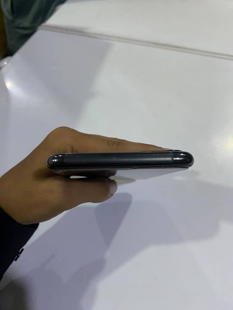 Apple iPhone 11 Pro Max 4