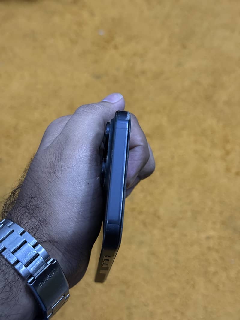 Apple iPhone 16 Pro Max 4