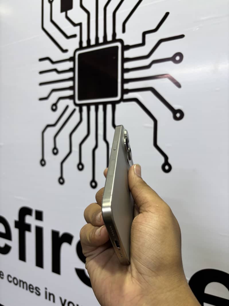 Apple iPhone 15 Pro 3