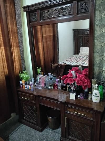Dressing Table with Big Mirror New condition