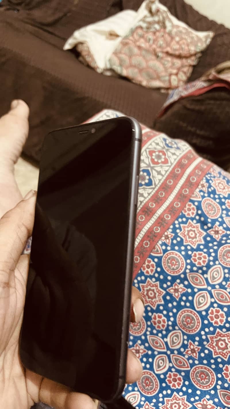 Apple iPhone 11 4