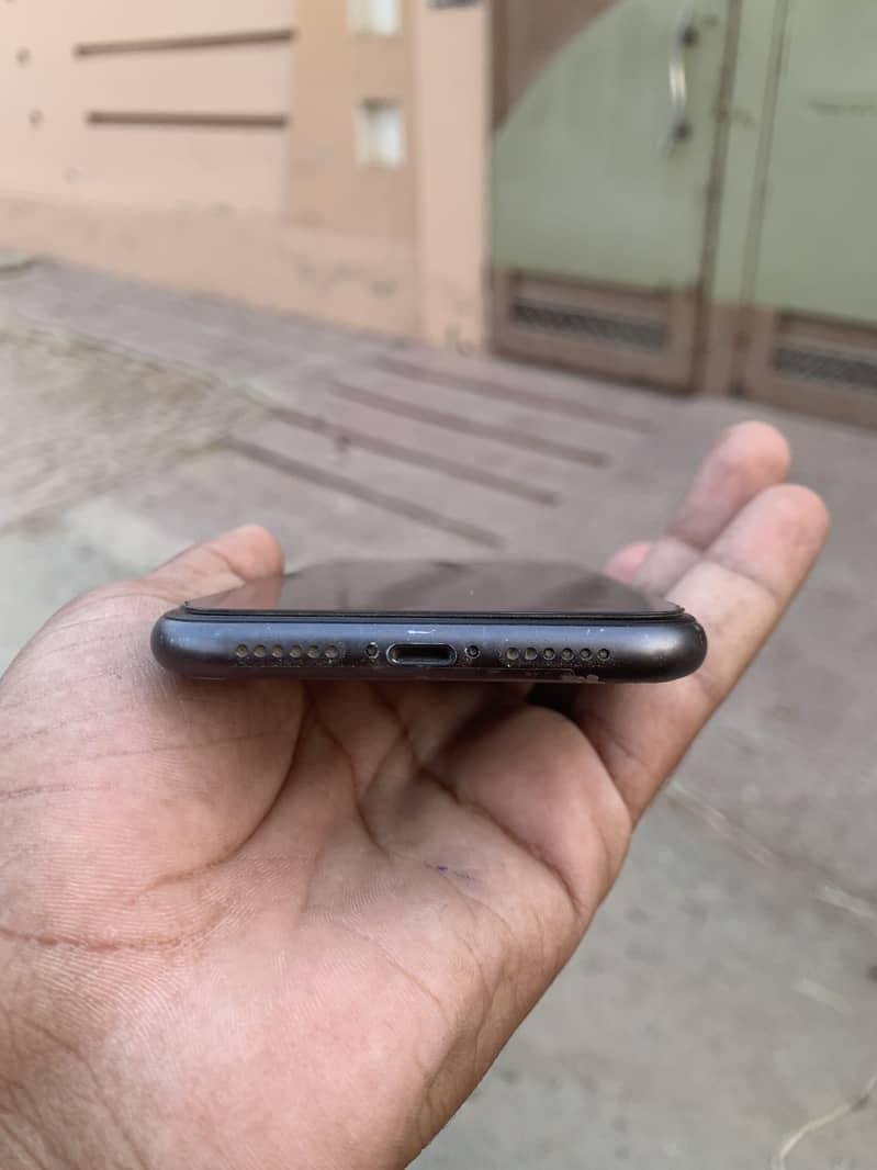 Apple iPhone 11 4
