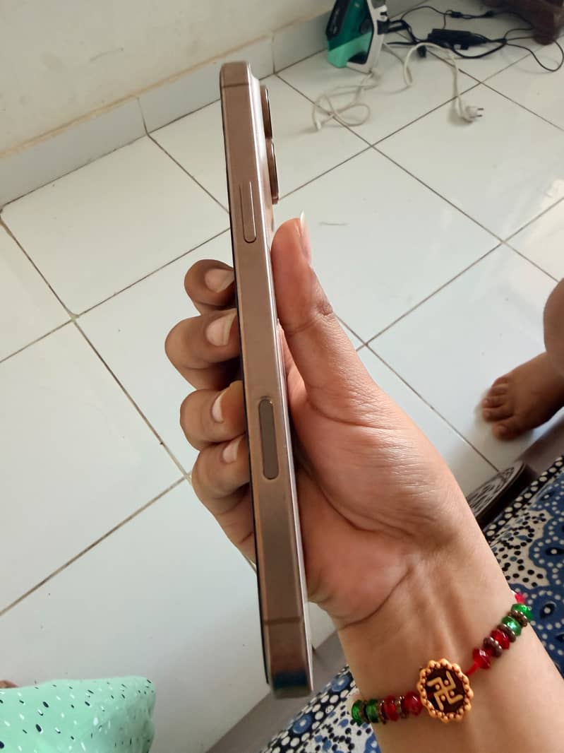 Apple iPhone 16 Pro Max 4