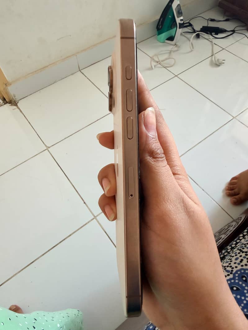 Apple iPhone 16 Pro Max 6