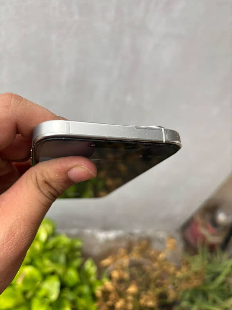 Apple iPhone 16 Pro Max 2