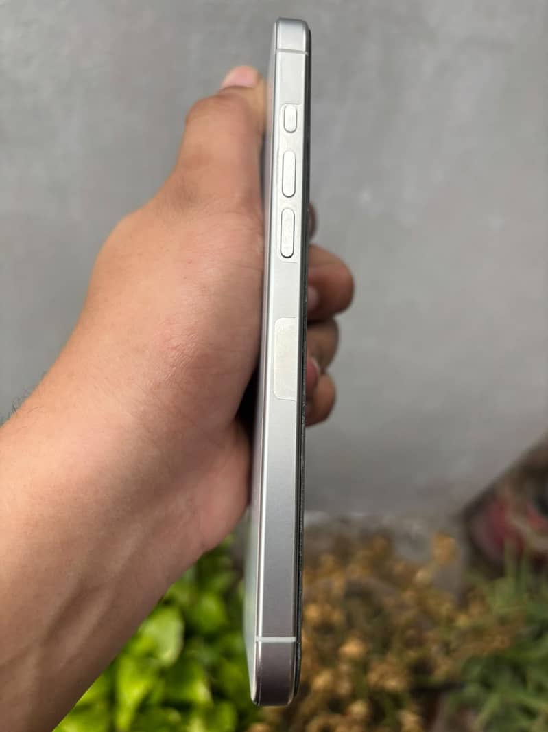 Apple iPhone 16 Pro Max 6