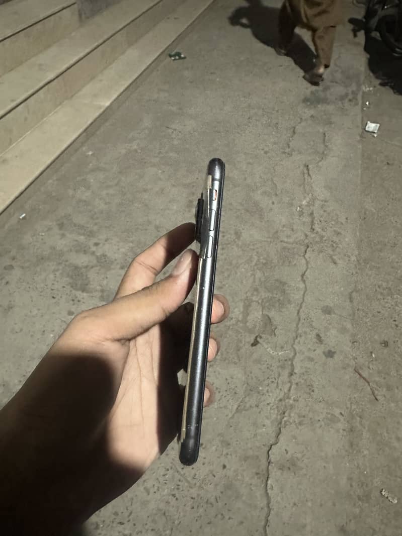 Apple iPhone 11 4