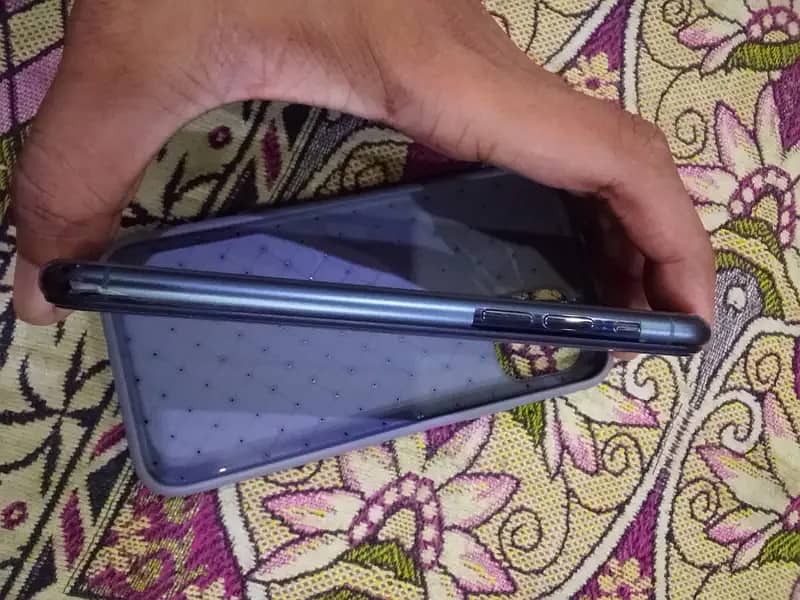 Apple iPhone 11 pro 4