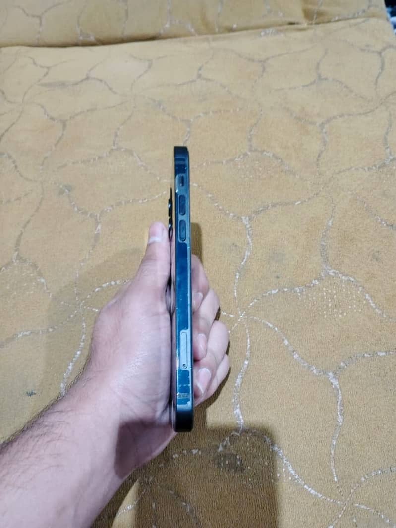 Apple iPhone 12 4