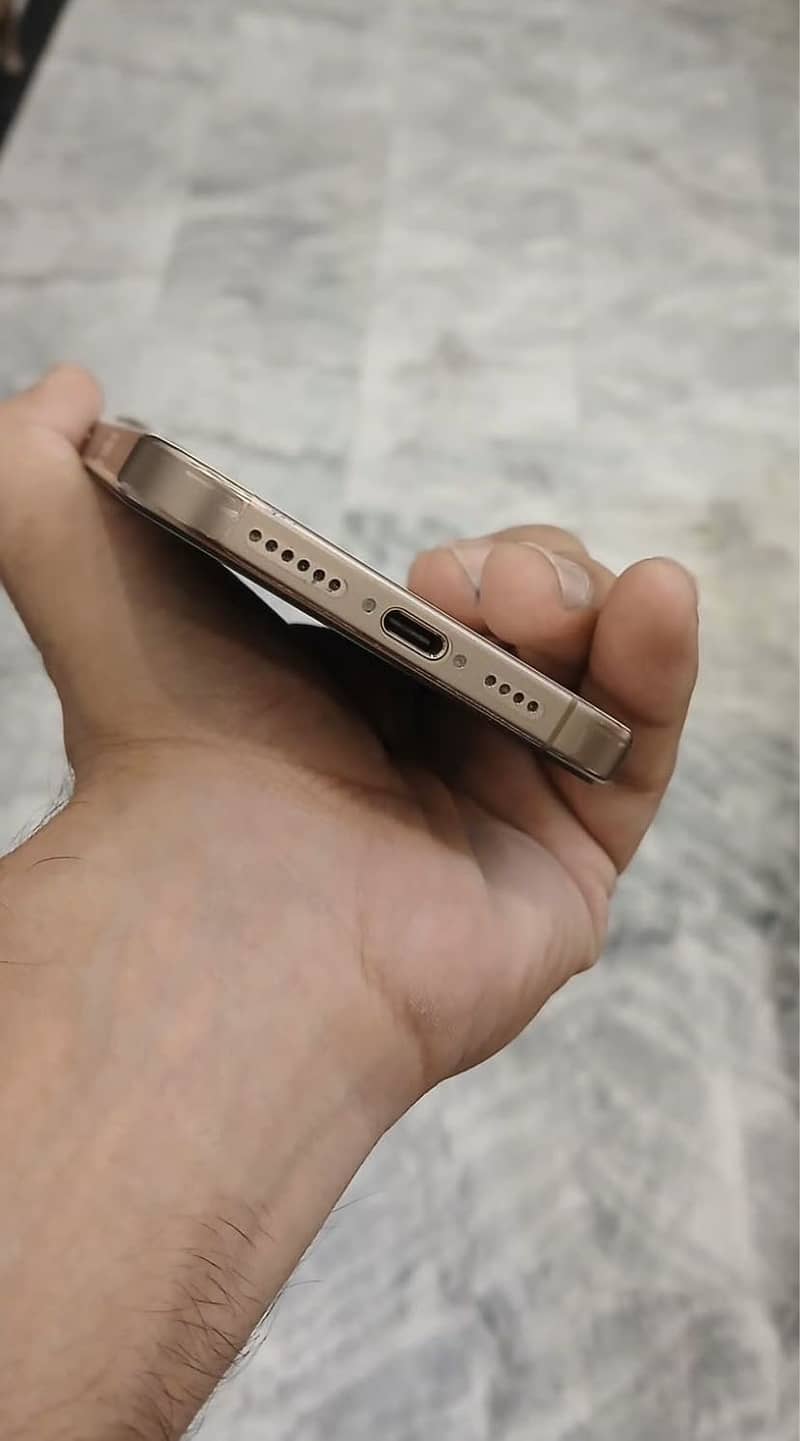 Apple iPhone 16 Pro Max 4
