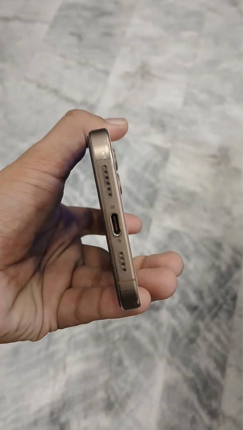 Apple iPhone 16 Pro Max 7