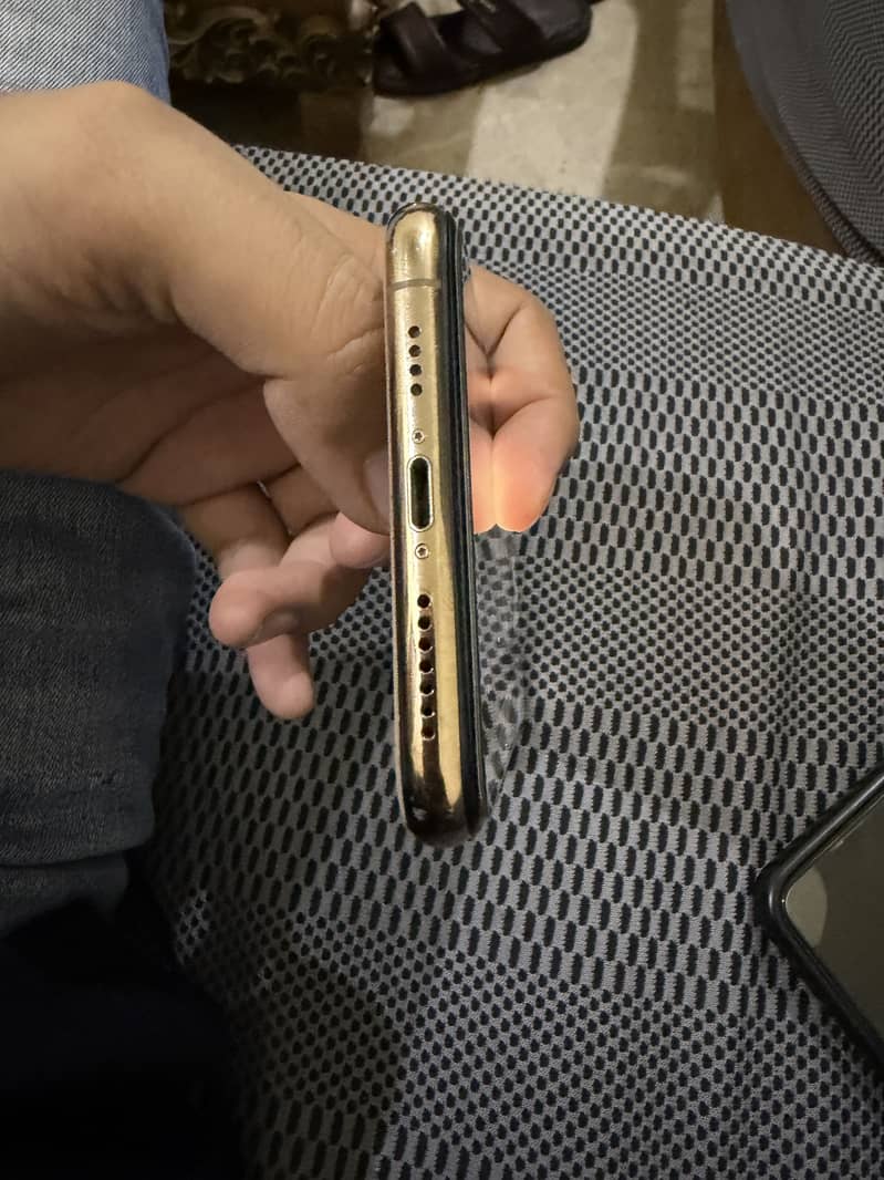 Apple iPhone 11 Pro Max 2
