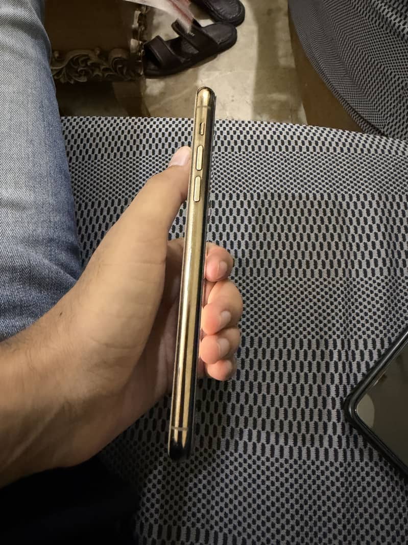 Apple iPhone 11 Pro Max 4