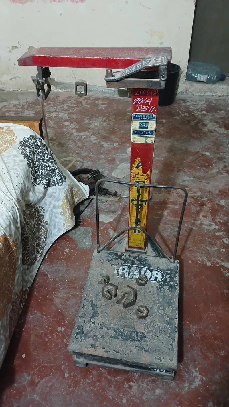 Weighing Scale  اس میں اوپر وزن کے باٹ (weig 0
