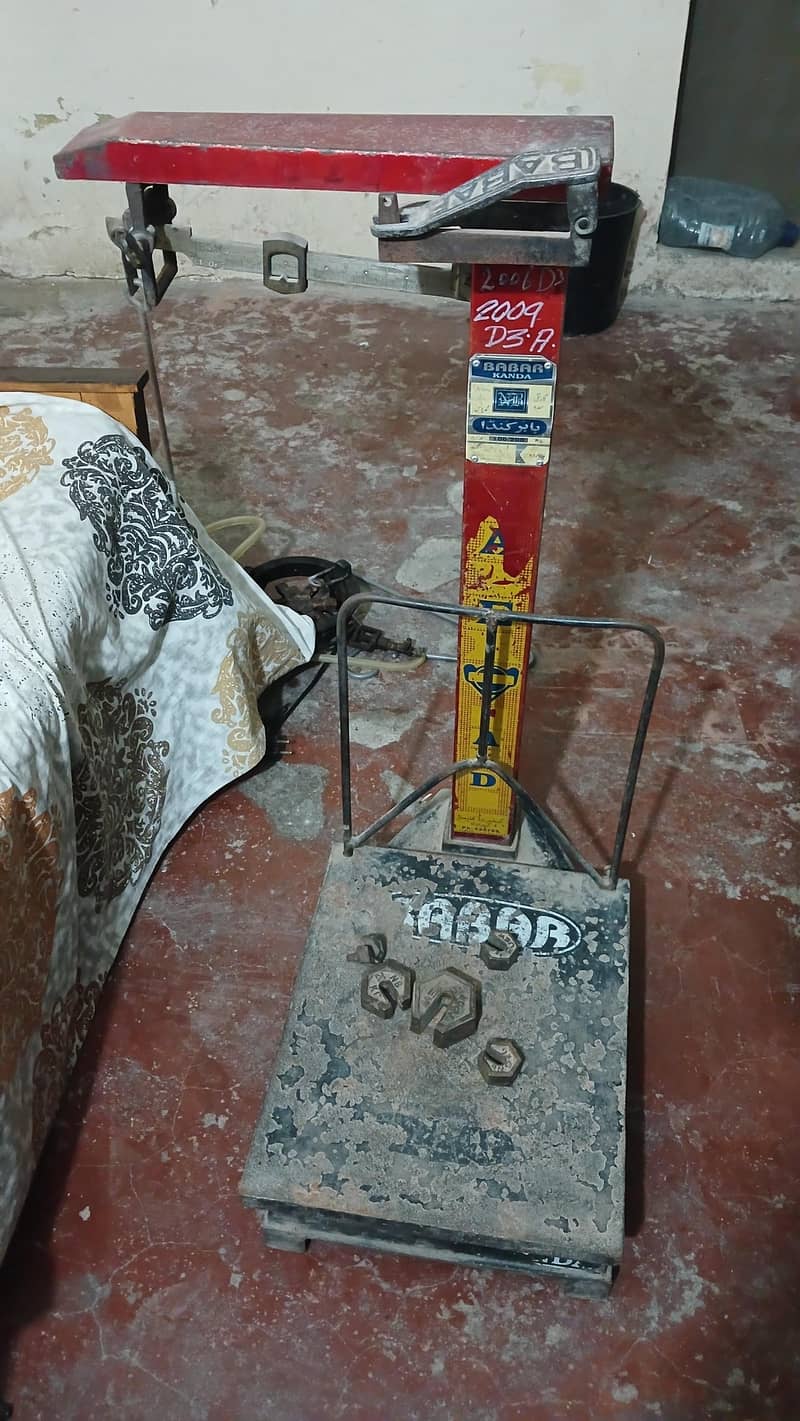Weighing Scale  اس میں اوپر وزن کے باٹ (weig 1