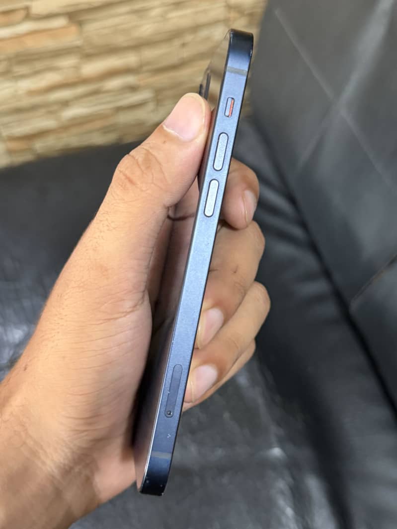 Apple iPhone 12 4