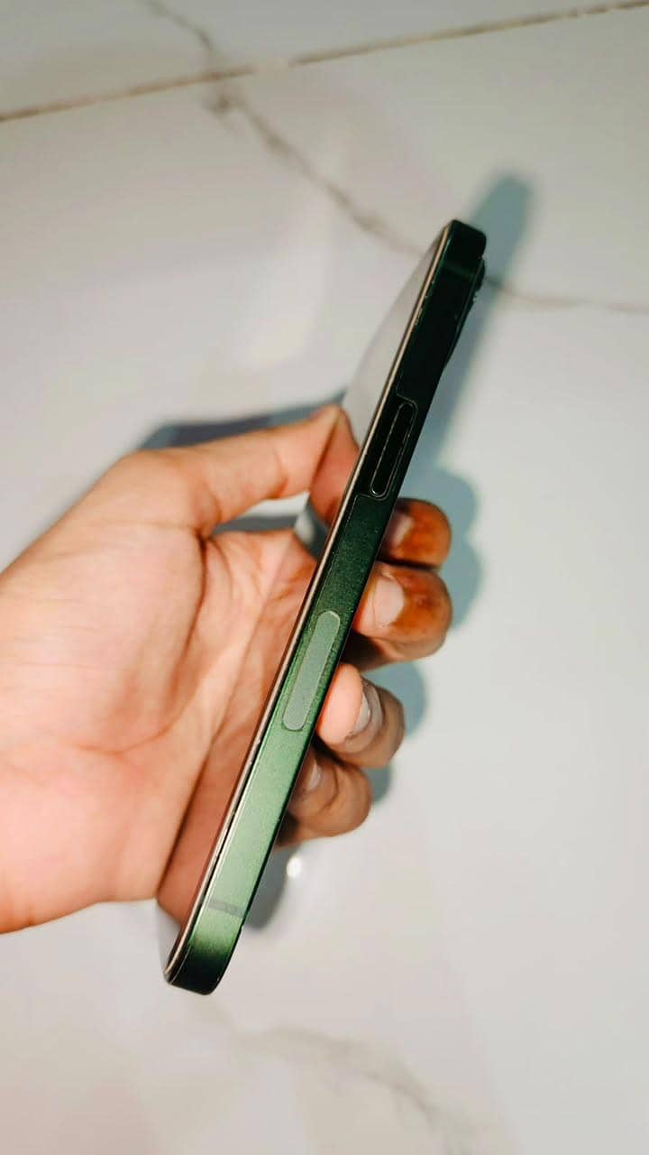 Apple iPhone 13 2