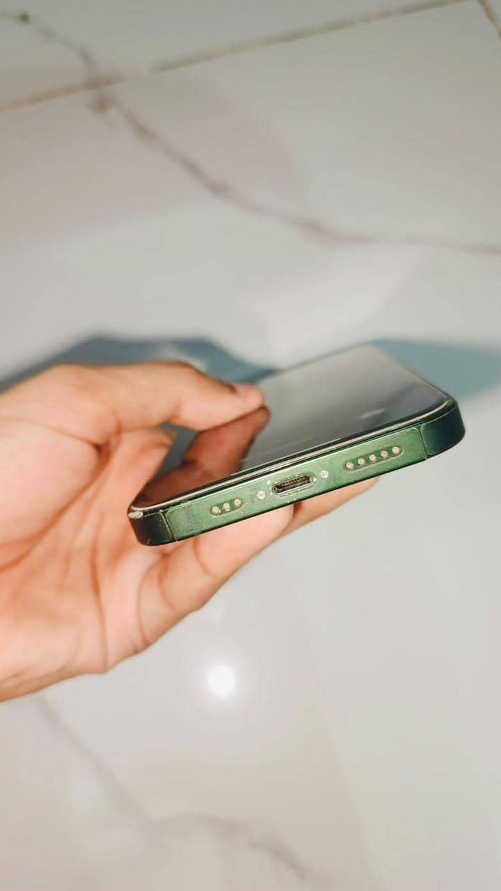 Apple iPhone 13 4