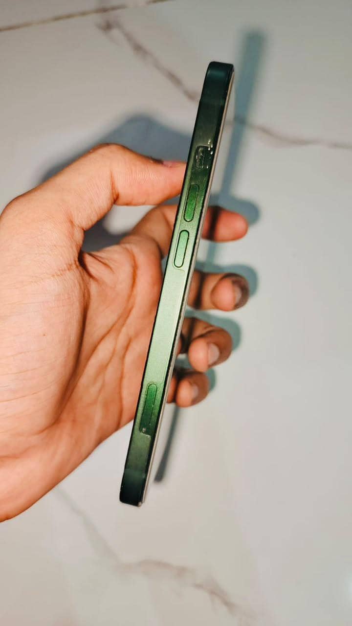 Apple iPhone 13 5