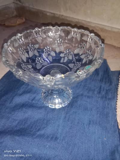 Beautiful Glass Pedestal Fruit / Dessert Bowl (Brand New Condition)