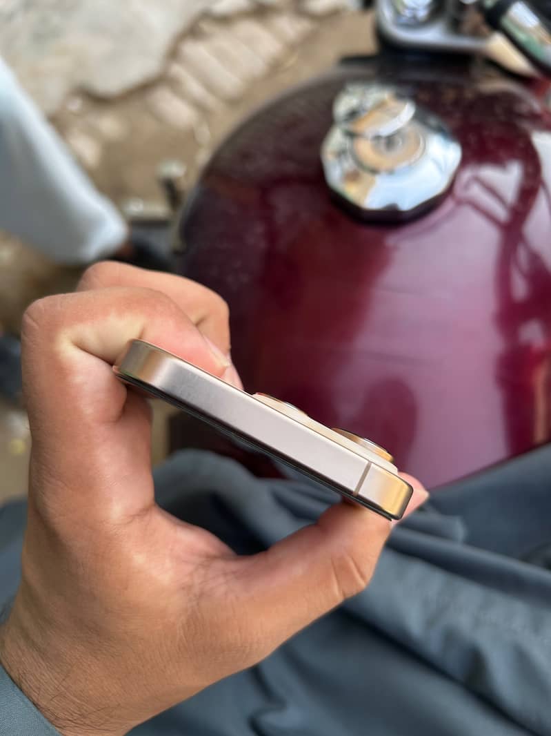 Apple iPhone 16 Pro 3