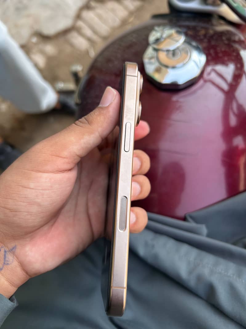 Apple iPhone 16 Pro 4
