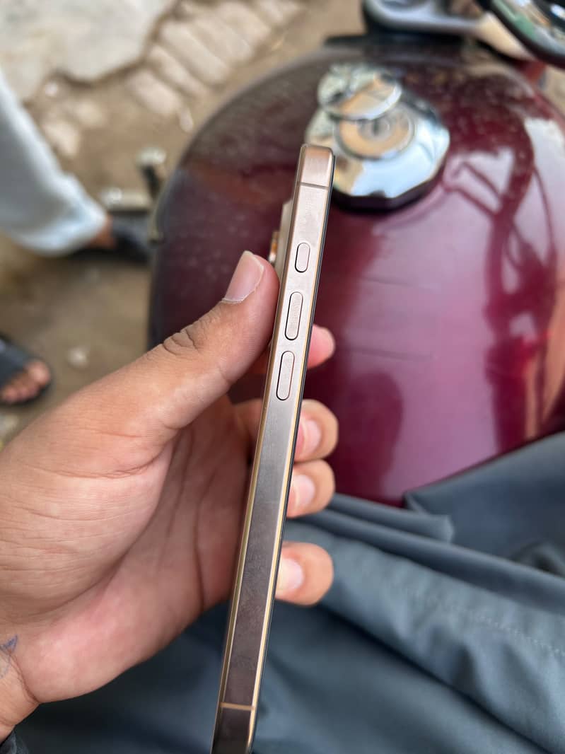 Apple iPhone 16 Pro 5
