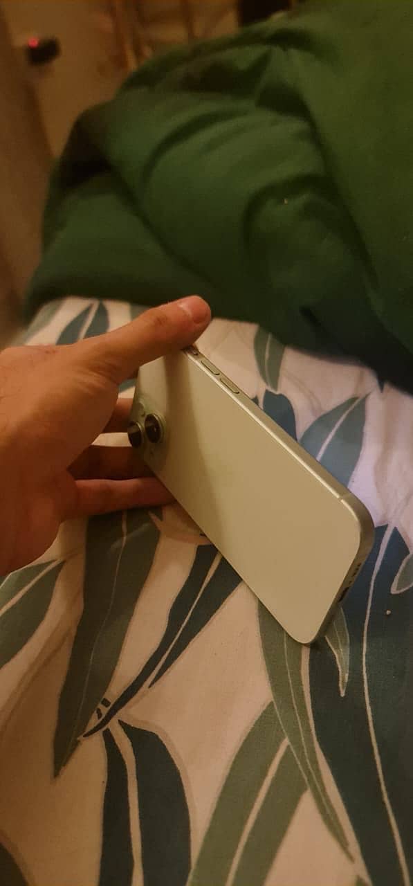 Apple iPhone 15 4