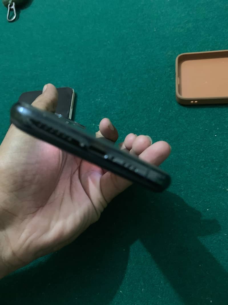 Apple iPhone 11 Pro 4
